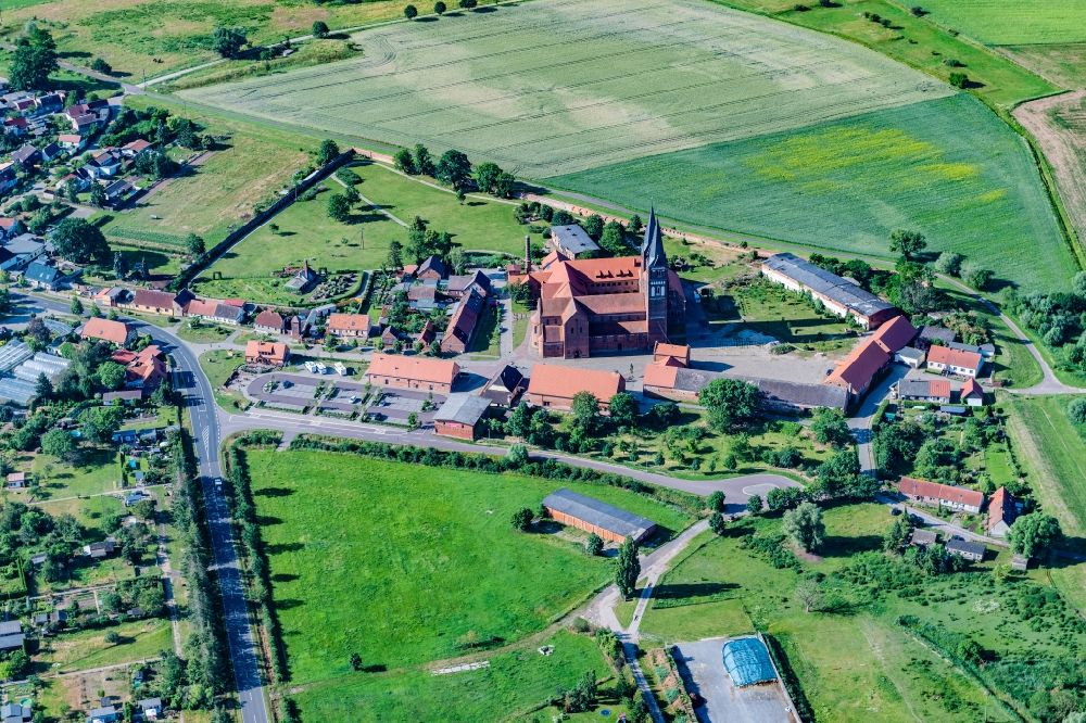 Luftaufnahme Jerichow - Kirchengebäude des Klosters in der Dorfmitte in Jerichow im Bundesland Sachsen-Anhalt, Deutschland