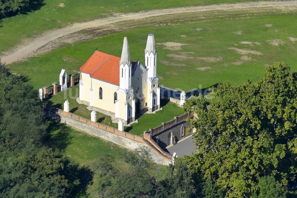 Luftaufnahme Sitke - Kirchengebäude Kálvária Kápolna in Sitke in Vas, Ungarn