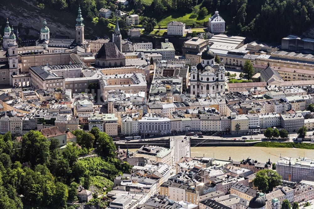 Luftbild Salzburg - Kirchengebäude der Kollegienkirche im Altstadt- Zentrum in Salzburg in Österreich