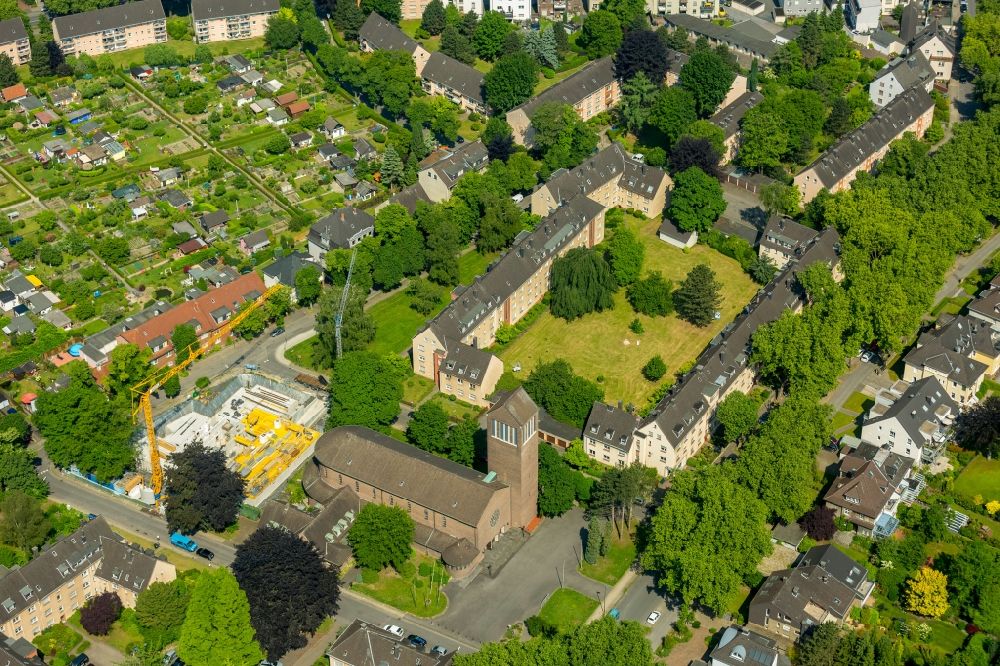 Bochum von oben - Kirchengebäude des Kolumbarium St.Pius in Bochum im Bundesland Nordrhein-Westfalen, Deutschland