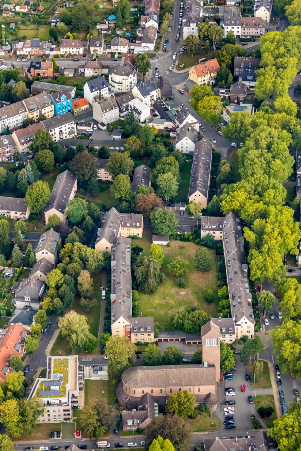 Luftaufnahme Bochum - Kirchengebäude des Kolumbarium St.Pius in Bochum im Bundesland Nordrhein-Westfalen, Deutschland