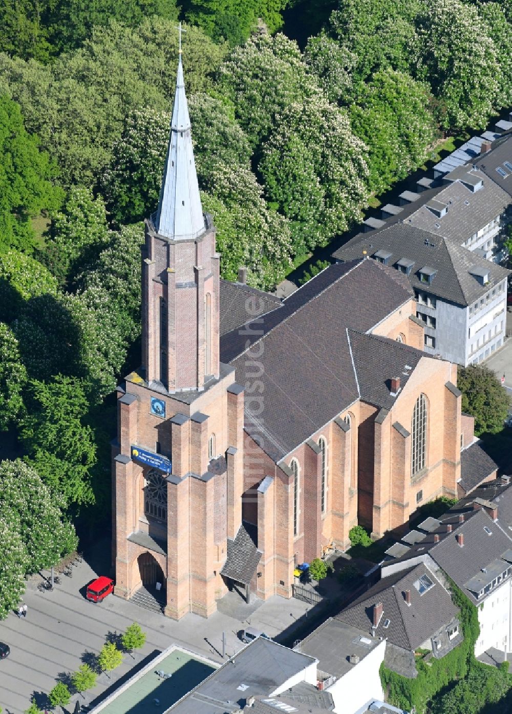 Bonn von oben - Kirchengebäude der Kreuzkirche Bonn im Bundesland Nordrhein-Westfalen, Deutschland