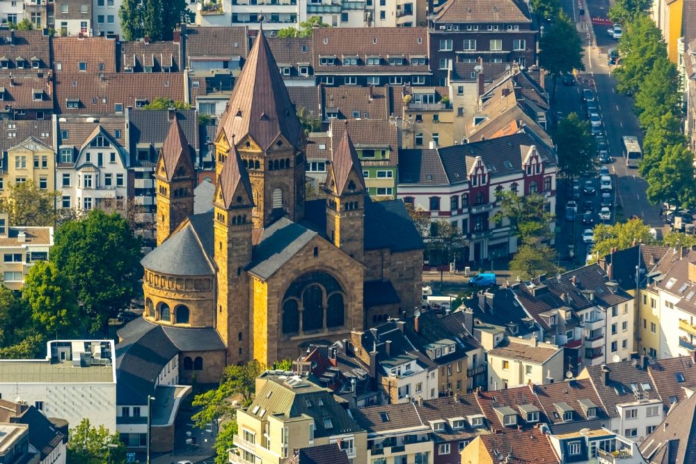 Luftaufnahme Düsseldorf - Kirchengebäude der Kreuzkirche in Düsseldorf im Bundesland Nordrhein-Westfalen