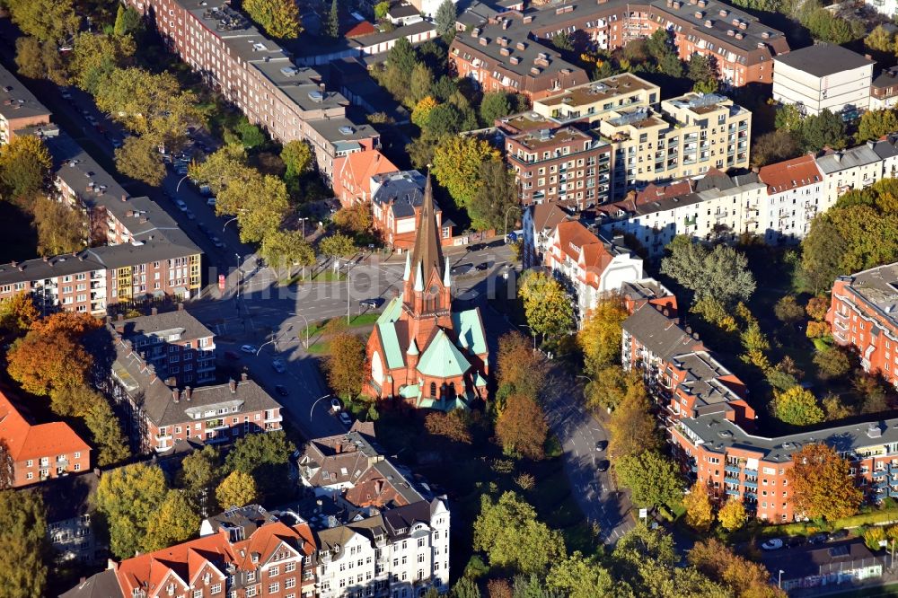 Hamburg aus der Vogelperspektive: Kirchengebäude der Kreuzkirche Ottensen im Ortsteil Altona in Hamburg, Deutschland