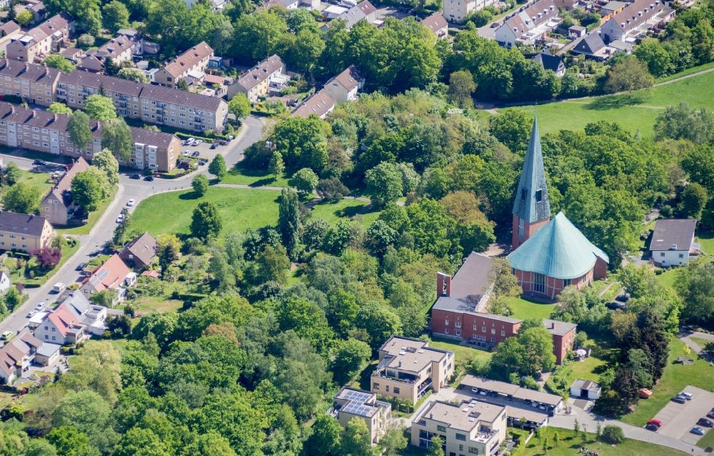 Luftbild Wolfsburg - Kirchengebäude der Kreuzkirche in Wolfsburg im Bundesland Niedersachsen, Deutschland