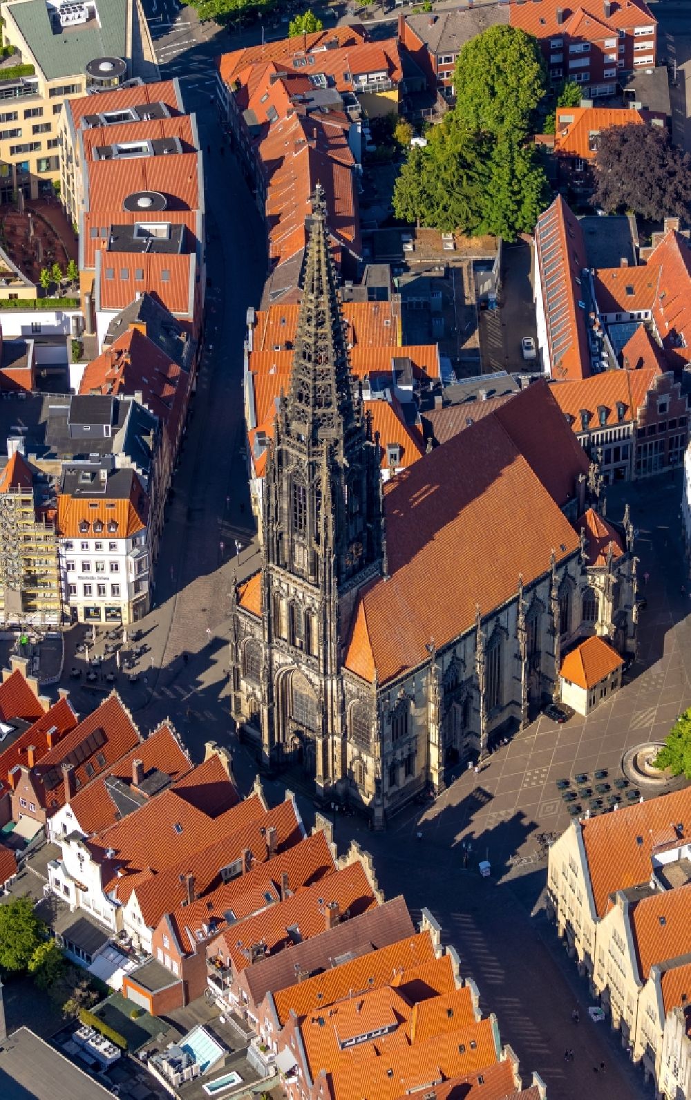 Luftaufnahme Münster - Kirchengebäude St. Lamberti-Kirche im Altstadt- Zentrum in Münster im Bundesland Nordrhein-Westfalen, Deutschland