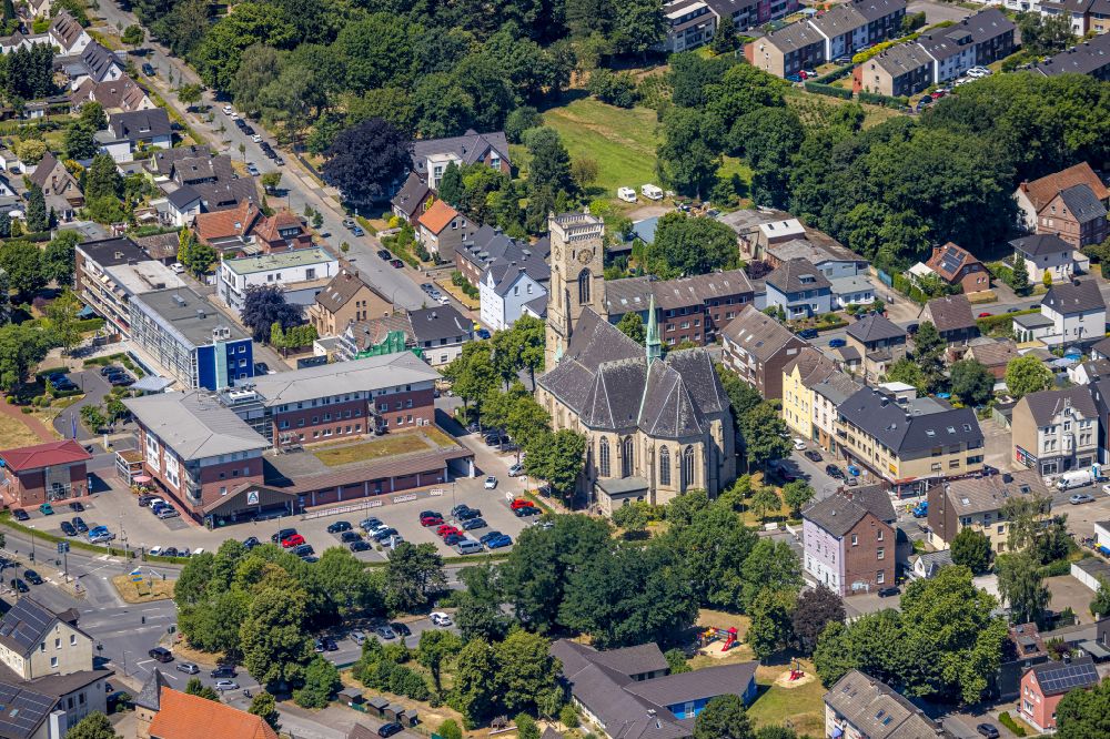 Luftaufnahme Castrop-Rauxel - Kirchengebäude St. Lambertus in Castrop-Rauxel im Bundesland Nordrhein-Westfalen, Deutschland
