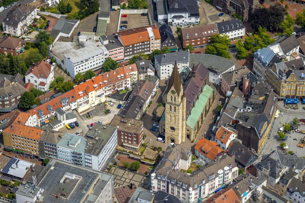 Luftaufnahme Castrop-Rauxel - Kirchengebäude St. Lambertus in Castrop-Rauxel im Bundesland Nordrhein-Westfalen, Deutschland
