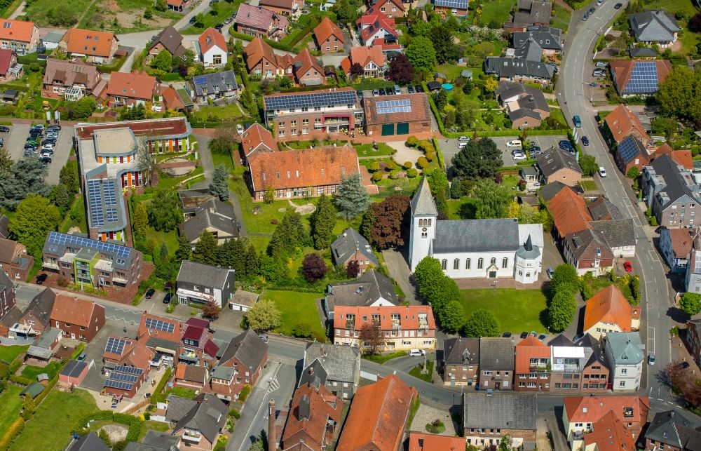 Luftaufnahme Drensteinfurt - Kirchengebäude der St. Lambertus in Drensteinfurt im Bundesland Nordrhein-Westfalen, Deutschland