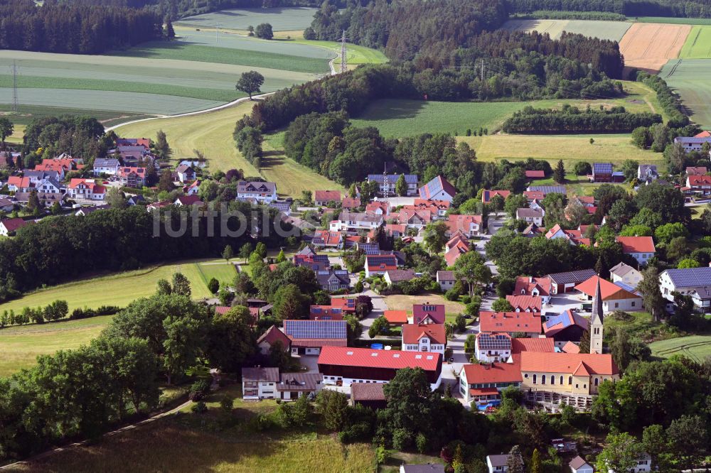Sittenbach von oben - Kirchengebäude St. Laurentius in der Dorfmitte in Sittenbach im Bundesland Bayern, Deutschland