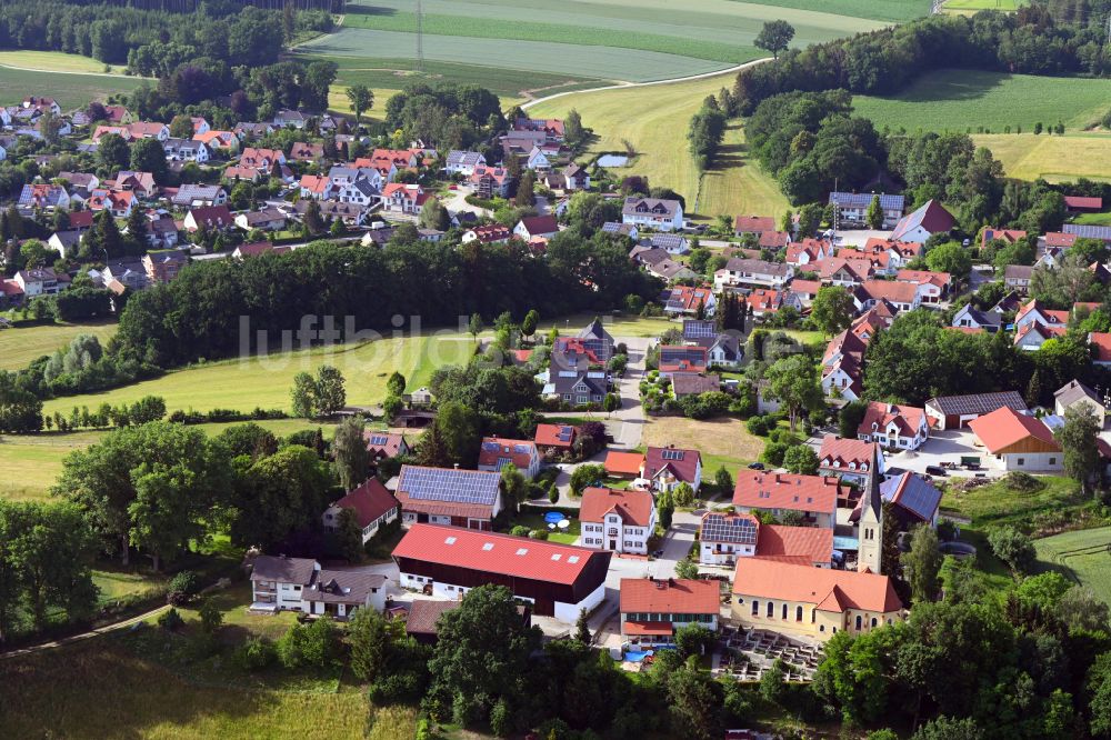 Sittenbach aus der Vogelperspektive: Kirchengebäude St. Laurentius in der Dorfmitte in Sittenbach im Bundesland Bayern, Deutschland