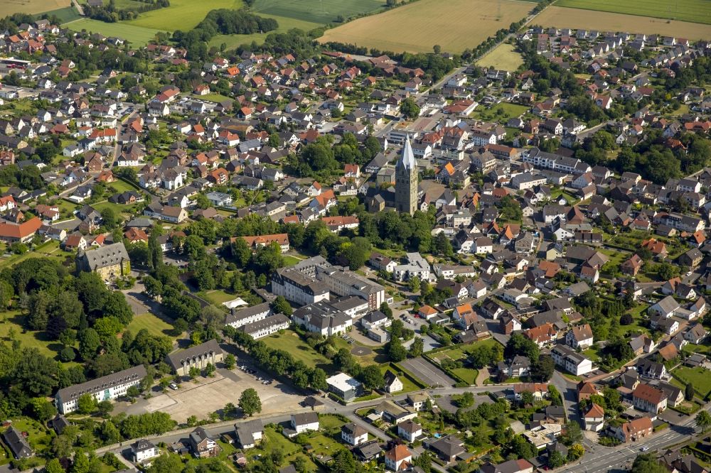 Luftbild Erwitte - Kirchengebäude der St. Laurentius Kirche in der Dorfmitte in Erwitte im Bundesland Nordrhein-Westfalen