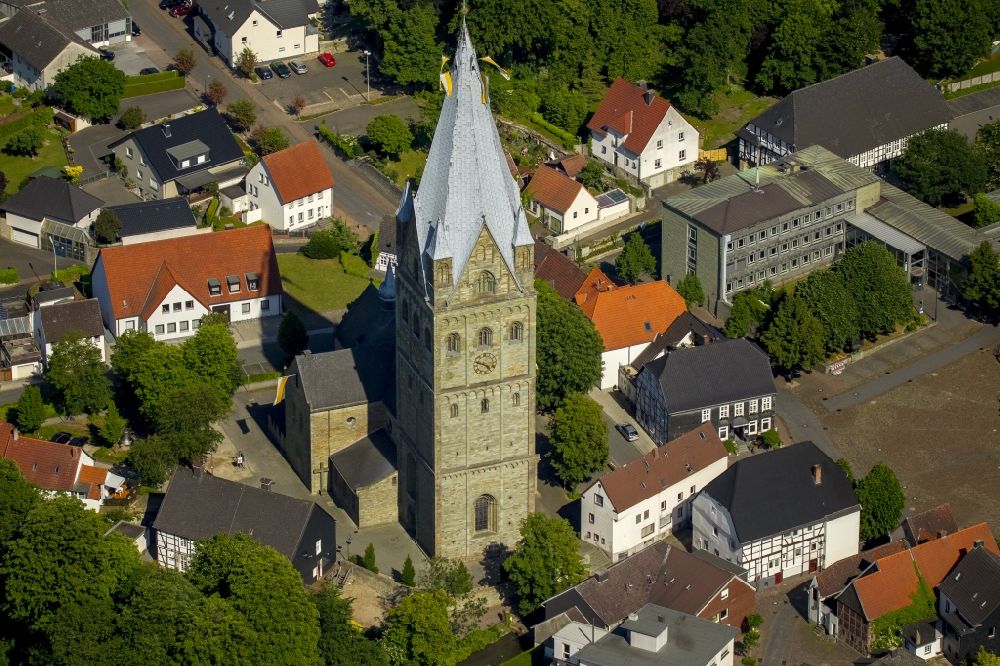 Luftaufnahme Erwitte - Kirchengebäude der St. Laurentius Kirche in der Dorfmitte in Erwitte im Bundesland Nordrhein-Westfalen