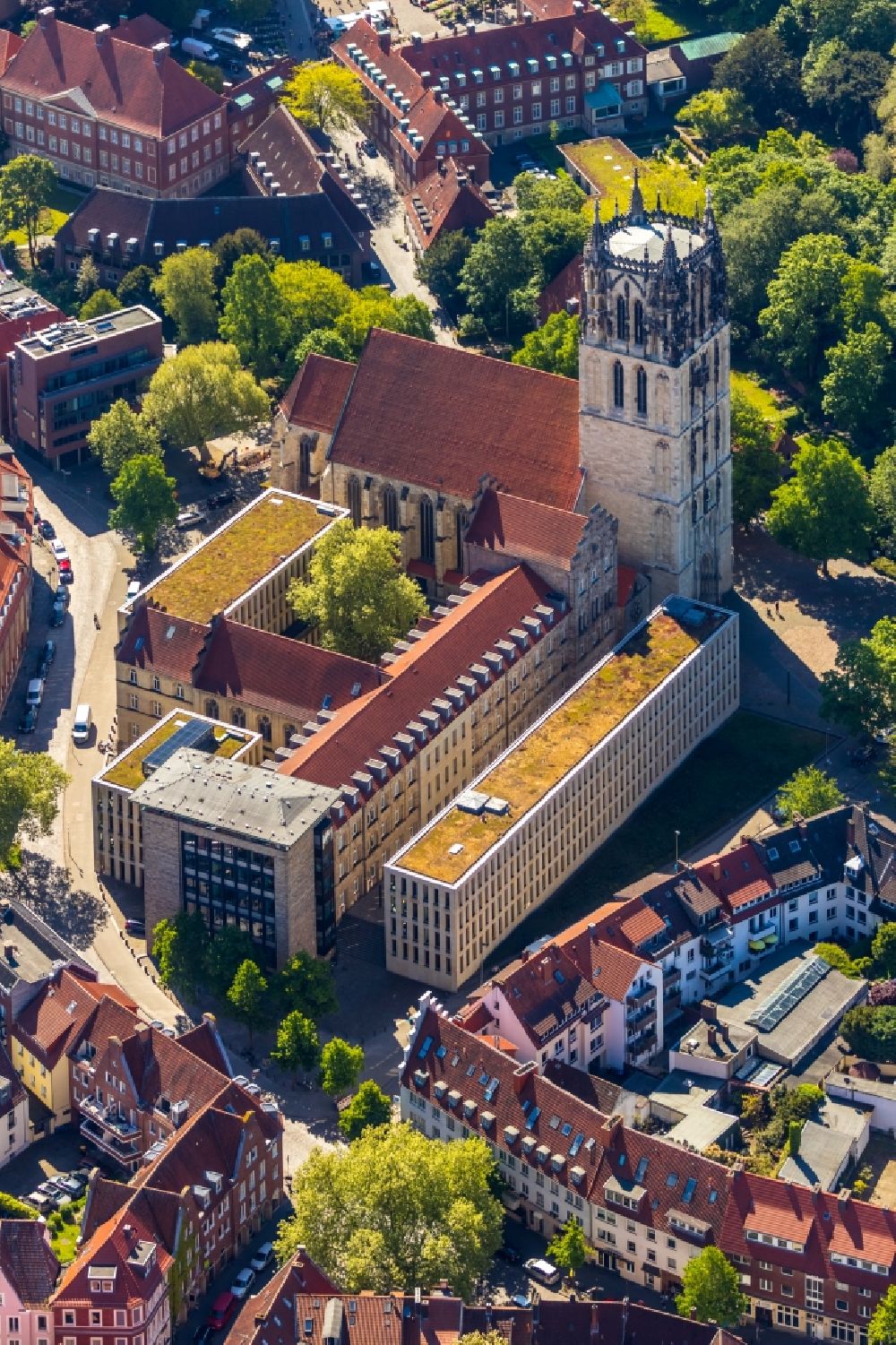Münster von oben - Kirchengebäude Liebfrauen-Überwasserkirche im Altstadt- Zentrum in Münster im Bundesland Nordrhein-Westfalen, Deutschland