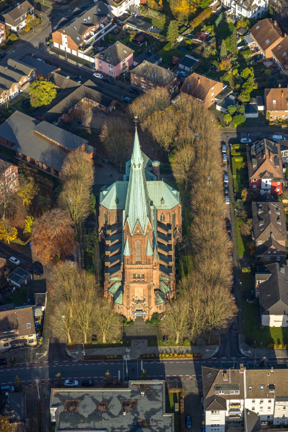 Bottrop von oben - Kirchengebäude Liebfrauenkirche im Ortsteil Eigen in Bottrop im Bundesland Nordrhein-Westfalen, Deutschland