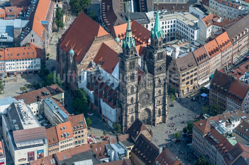 Luftaufnahme Nürnberg - Kirchengebäude St. Lorenz - Lorenzkirche in Nürnberg im Bundesland Bayern, Deutschland