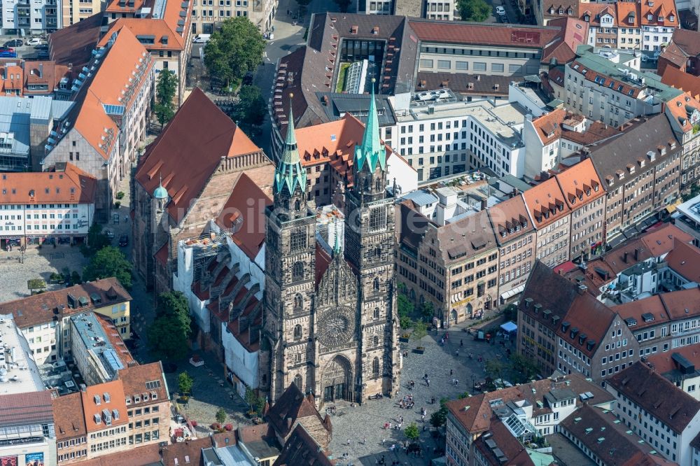 Nürnberg von oben - Kirchengebäude St. Lorenz - Lorenzkirche in Nürnberg im Bundesland Bayern, Deutschland