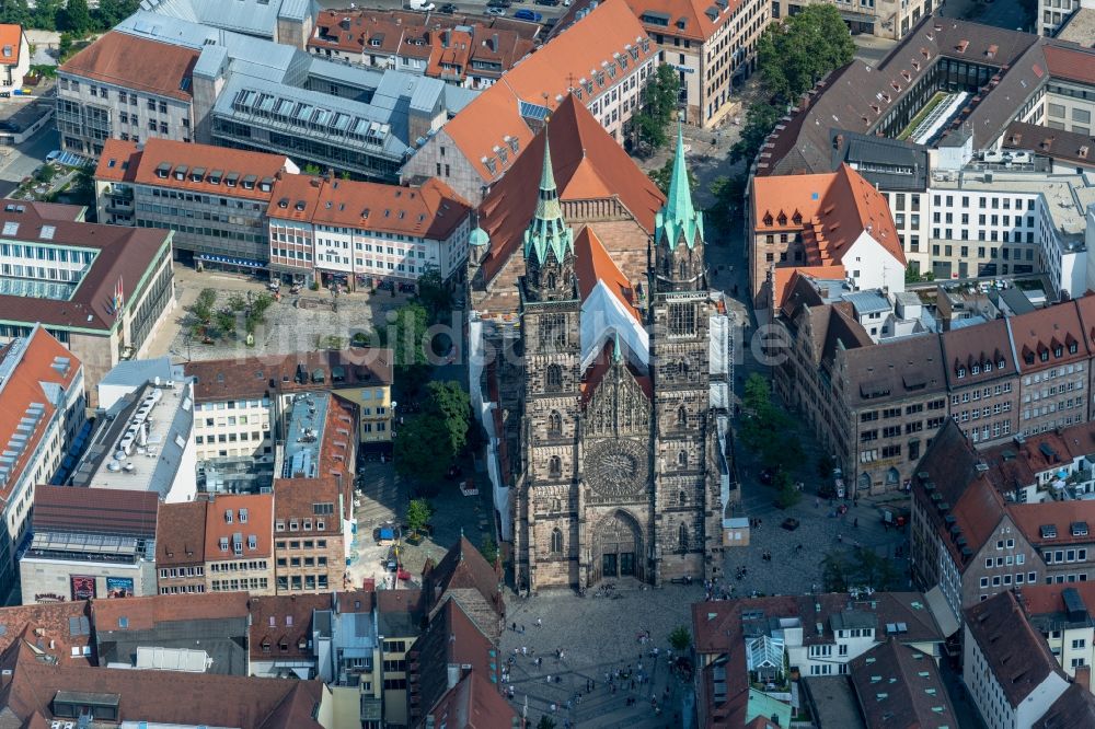 Nürnberg aus der Vogelperspektive: Kirchengebäude St. Lorenz - Lorenzkirche in Nürnberg im Bundesland Bayern, Deutschland