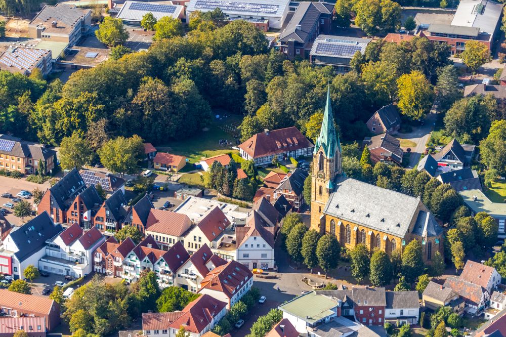 Luftbild Harsewinkel - Kirchengebäude St. Lucia in Harsewinkel im Bundesland Nordrhein-Westfalen, Deutschland