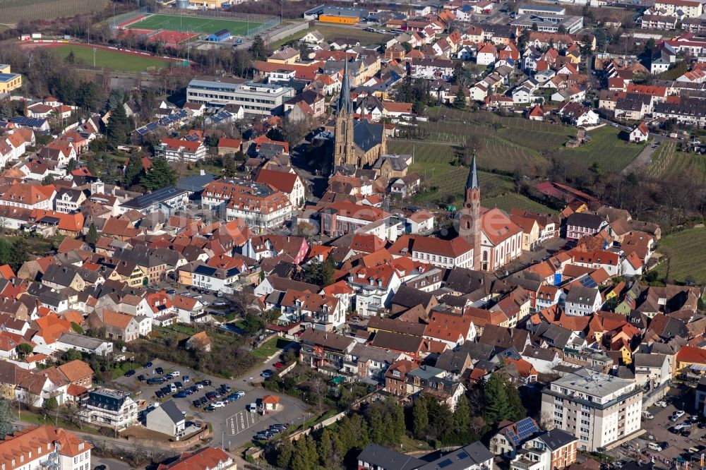 Luftbild Edenkoben - Kirchengebäude St. Ludwig im Altstadt- Zentrum in Edenkoben im Bundesland Rheinland-Pfalz