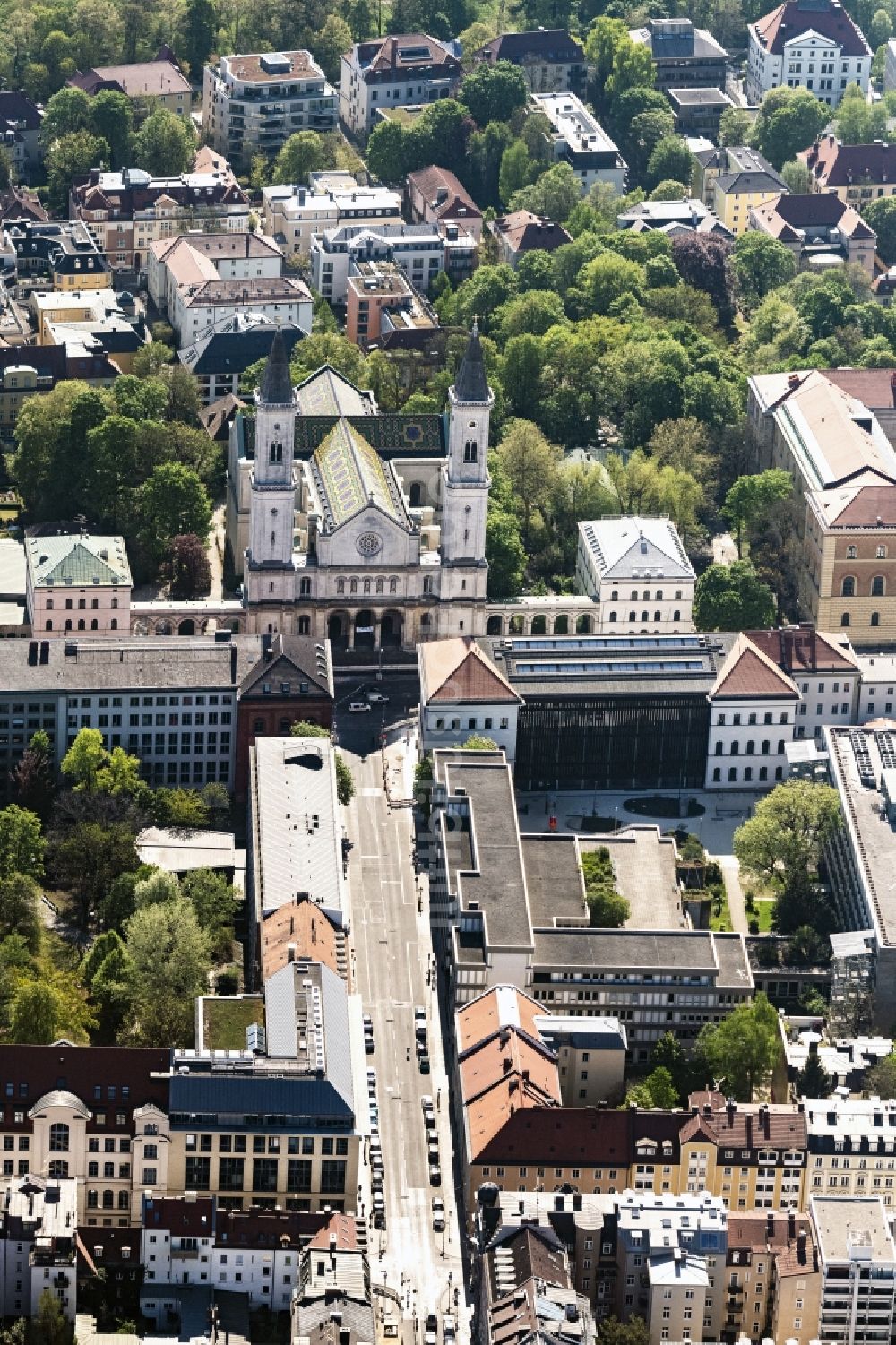 München von oben - Kirchengebäude St. Ludwig im Altstadt- Zentrum im Ortsteil Maxvorstadt in München im Bundesland Bayern, Deutschland