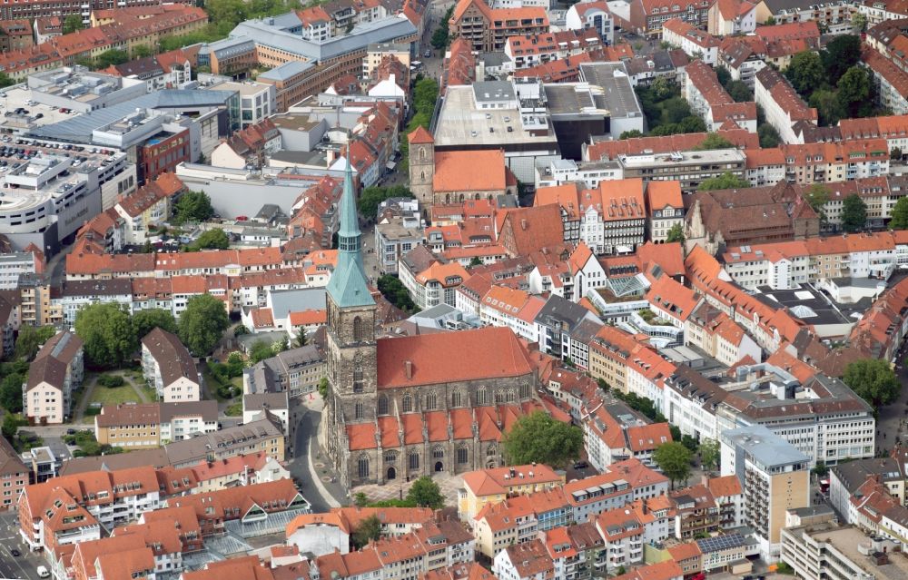 Luftaufnahme Hildesheim - Kirchengebäude Ev.-luth. St.-Andreas-Kirche im Altstadt- Zentrum in Hildesheim im Bundesland Niedersachsen