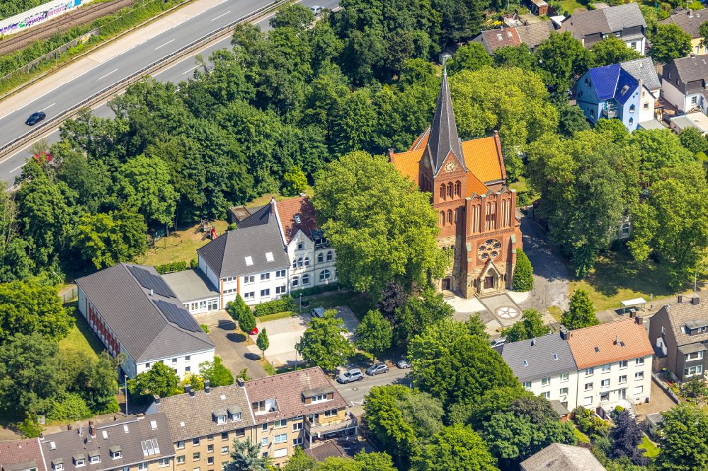 Herne von oben - Kirchengebäude Lutherkirche in Herne im Bundesland Nordrhein-Westfalen, Deutschland