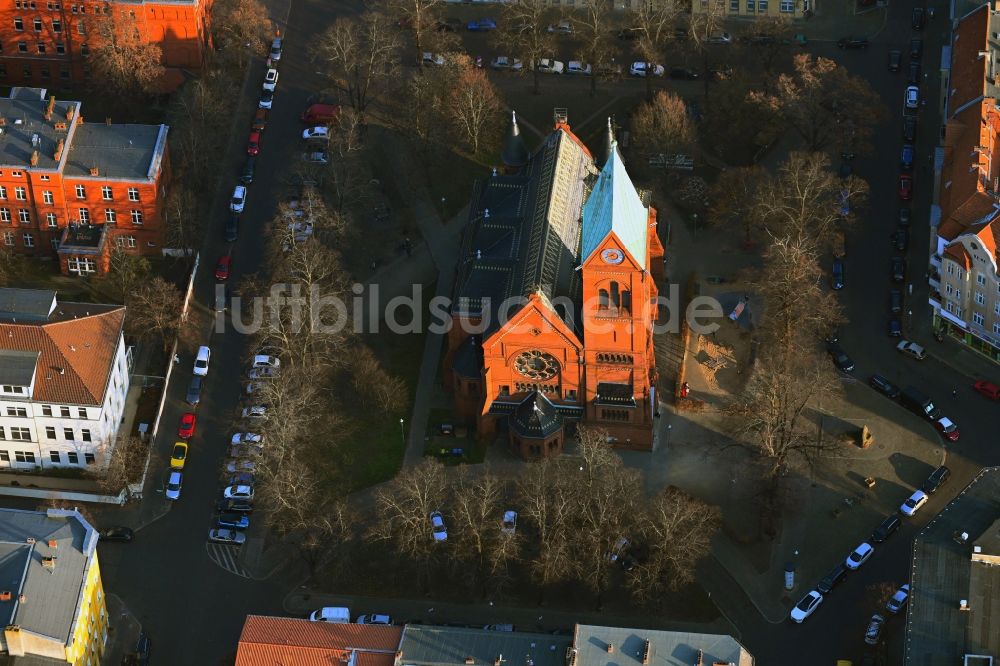 Luftbild Berlin - Kirchengebäude Lutherkirche am Lutherplatz im Ortsteil Spandau in Berlin, Deutschland
