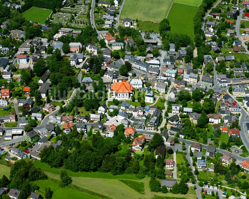 Luftaufnahme Bad Steben - Kirchengebäude der Lutherkirche in der Ortsmitte in Bad Steben im Bundesland Bayern, Deutschland