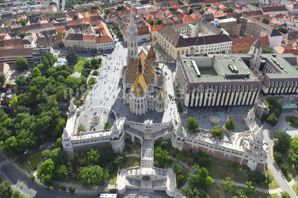 Luftaufnahme Budapest - Kirchengebäude Mariä Himmelfahrt der Budaer Burg - Matthias Kirche im Altstadt- Zentrum im Ortsteil I. kerület in Budapest in Ungarn