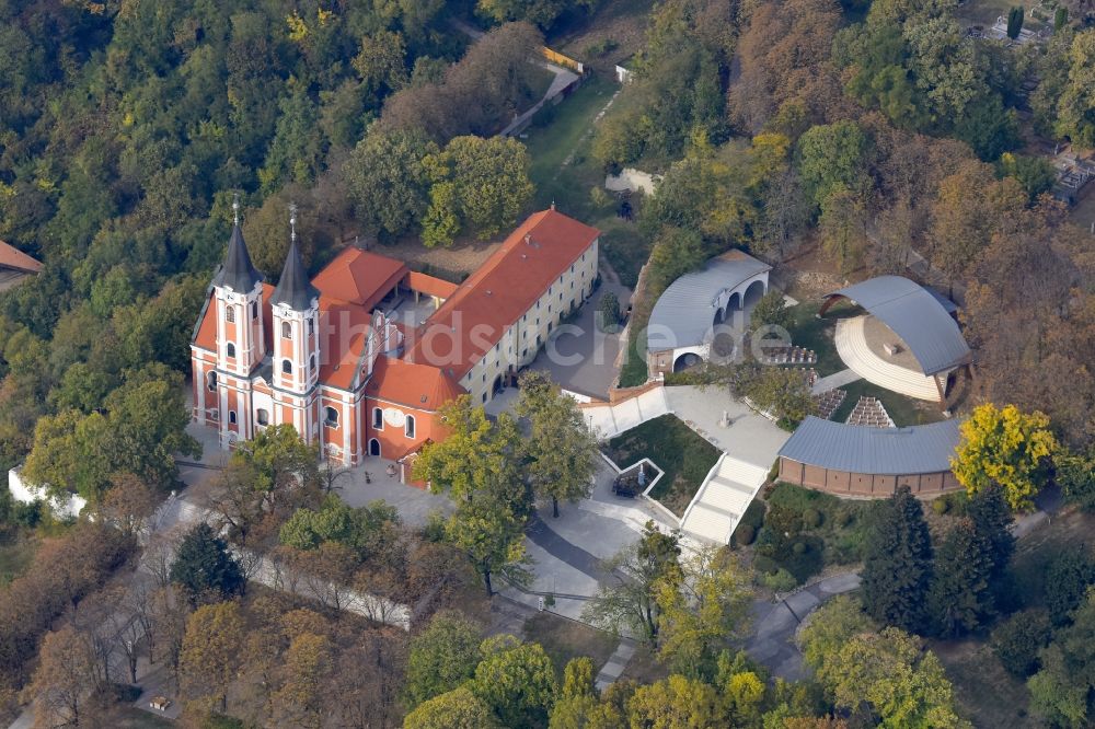Siklos aus der Vogelperspektive: Kirchengebäude Mariä Himmelfahrt in Siklos in Komitat Baranya, Ungarn
