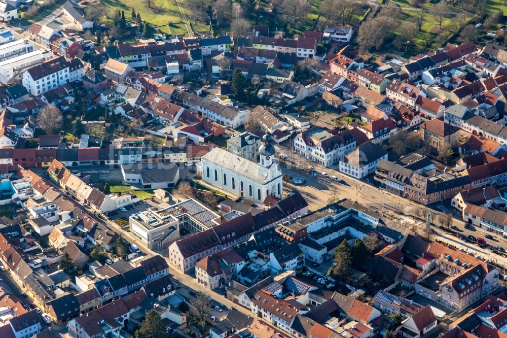 Luftaufnahme Philippsburg - Kirchengebäude von St. Maria im Altstadt- Zentrum in Philippsburg im Bundesland Baden-Württemberg, Deutschland
