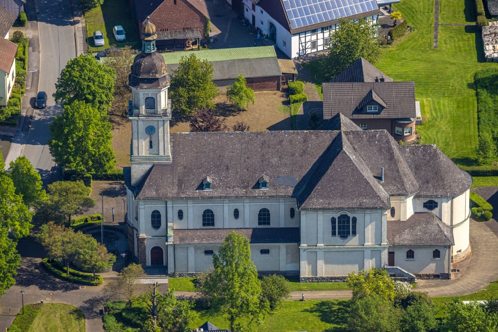 Bruchhausen aus der Vogelperspektive: Kirchengebäude der St. Maria Magdalena in Bruchhausen im Bundesland Nordrhein-Westfalen, Deutschland