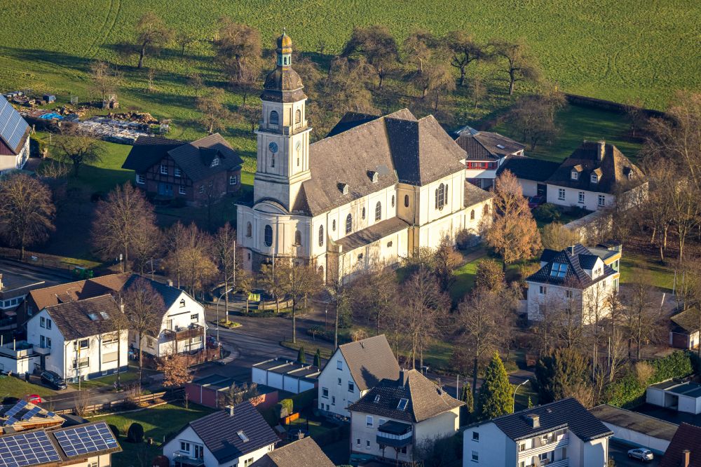 Bruchhausen aus der Vogelperspektive: Kirchengebäude der St. Maria Magdalena in Bruchhausen im Bundesland Nordrhein-Westfalen, Deutschland