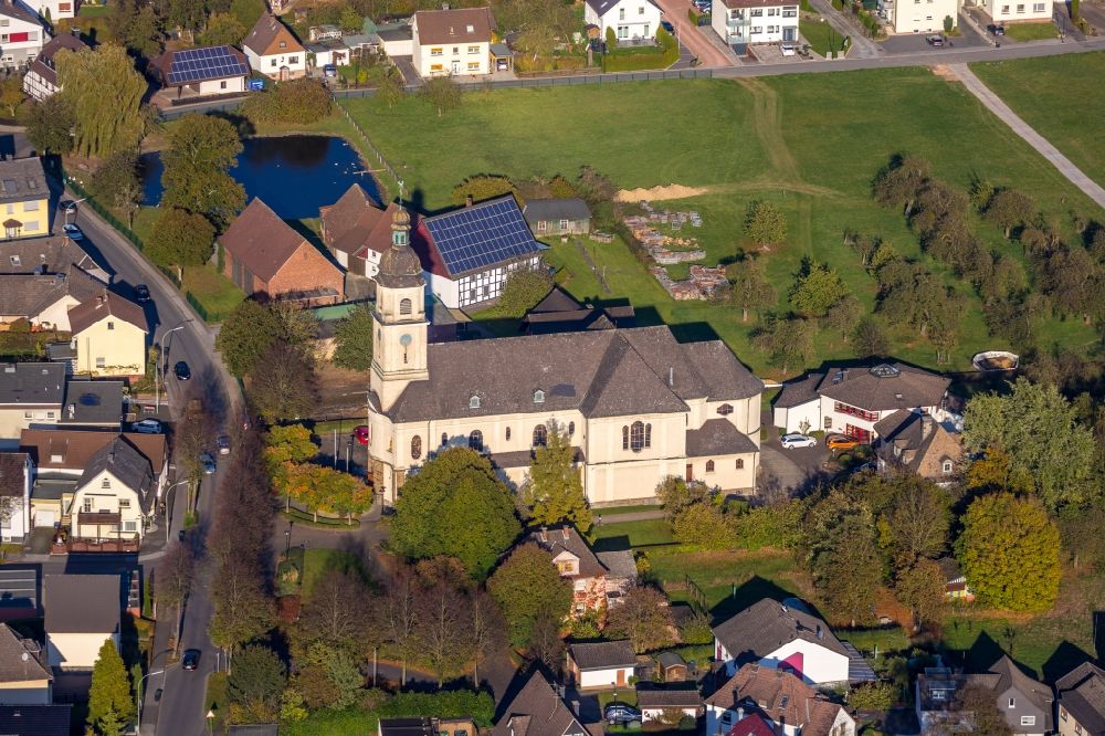 Arnsberg von oben - Kirchengebäude der St. Maria Magdalena an der Lindenstraße im Ortsteil Bruchhausen in Arnsberg im Bundesland Nordrhein-Westfalen, Deutschland