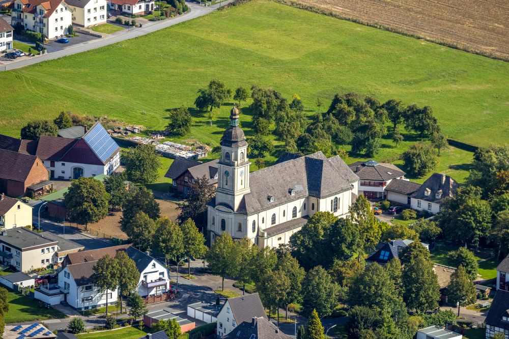 Luftaufnahme Arnsberg - Kirchengebäude der St. Maria Magdalena an der Lindenstraße im Ortsteil Bruchhausen in Arnsberg im Bundesland Nordrhein-Westfalen, Deutschland