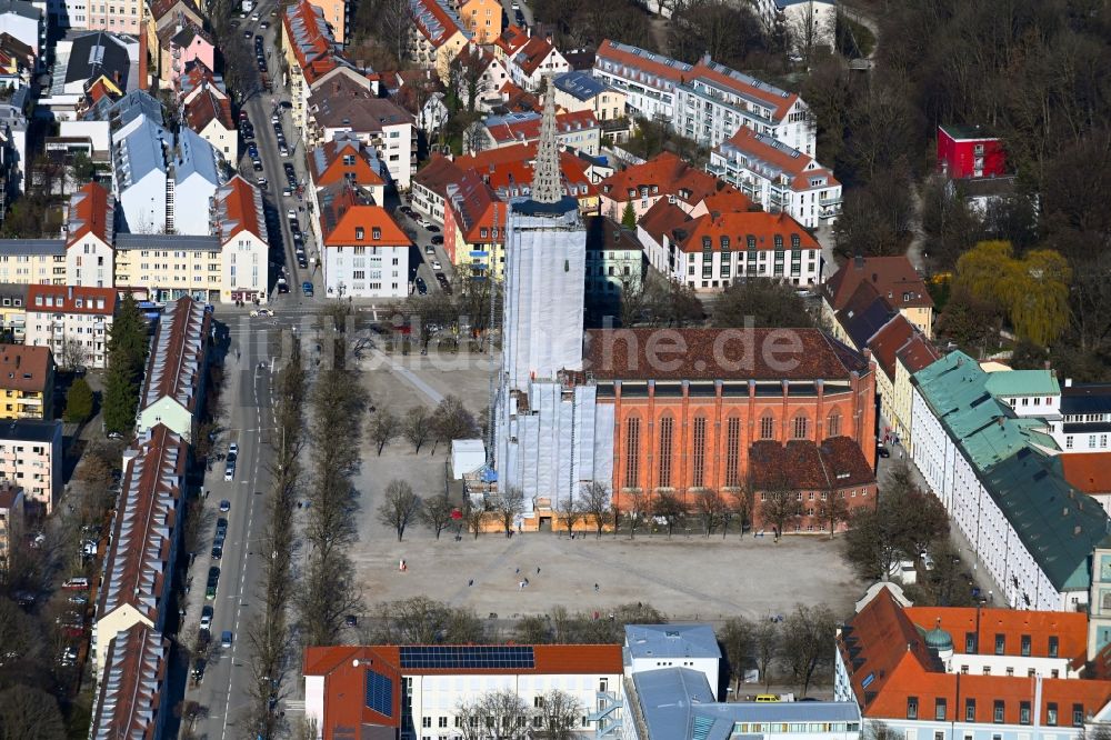 München von oben - Kirchengebäude der Mariahilfkirche am Mariahilfplatz im Ortsteil Au-Haidhausen in München im Bundesland Bayern, Deutschland