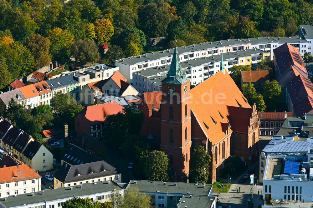 Bernau von oben - Kirchengebäude St. Marien im Altstadt- Zentrum in Bernau im Bundesland Brandenburg, Deutschland