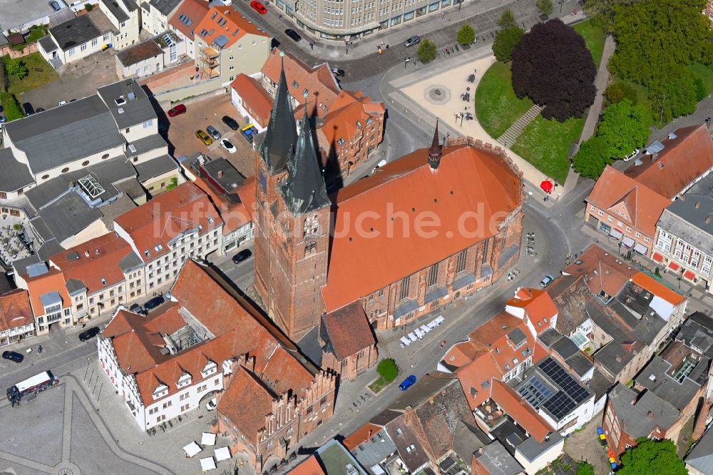 Luftbild Hansestadt Stendal - Kirchengebäude St. Marien in Hansestadt Stendal im Bundesland Sachsen-Anhalt, Deutschland