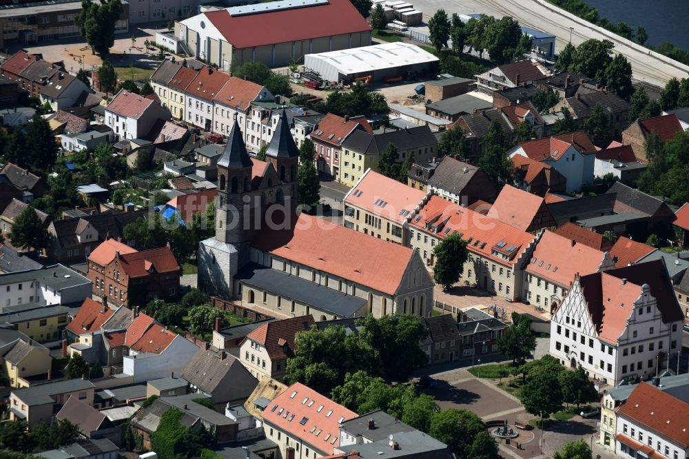 Luftbild Aken - Kirchengebäude der St. Marien Kirche in Aken im Bundesland Sachsen-Anhalt