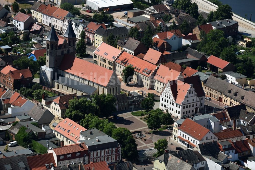Luftaufnahme Aken - Kirchengebäude der St. Marien Kirche in Aken im Bundesland Sachsen-Anhalt