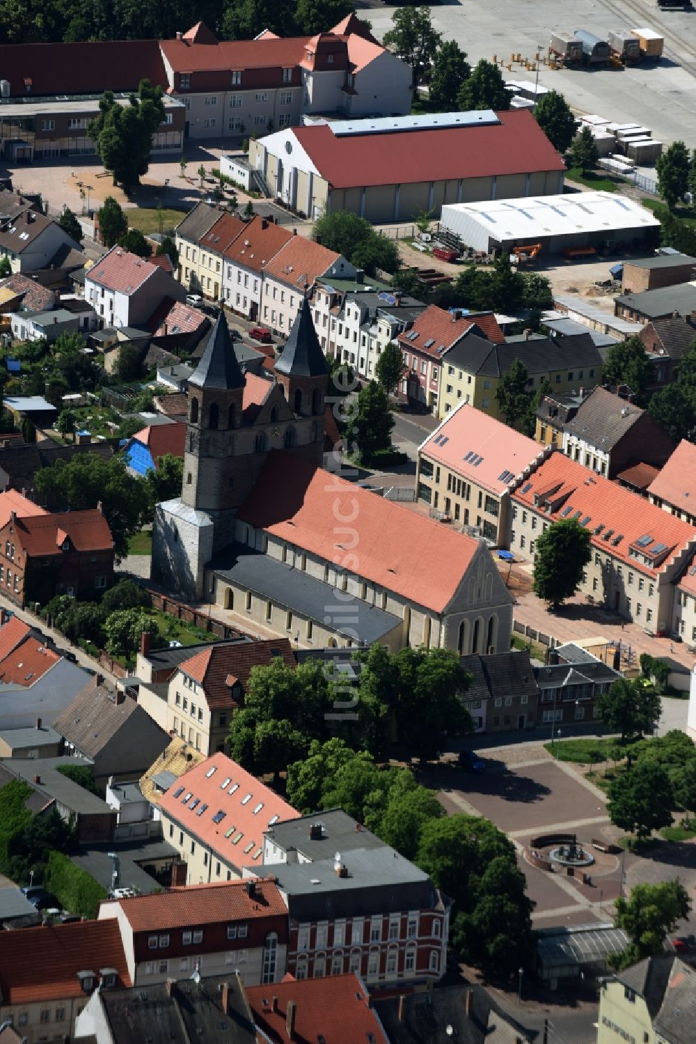 Aken von oben - Kirchengebäude der St. Marien Kirche in Aken im Bundesland Sachsen-Anhalt