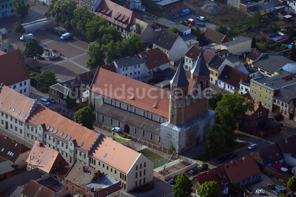 Luftbild Aken - Kirchengebäude der St. Marien- Kirche in Aken im Bundesland Sachsen-Anhalt, Deutschland