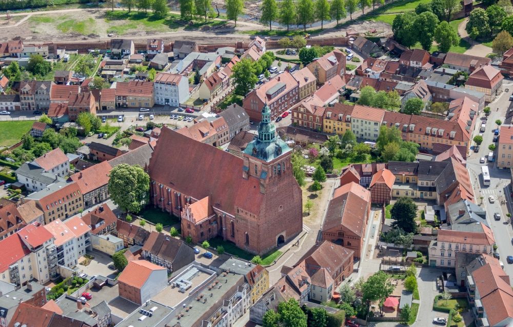 Luftbild Wittstock/Dosse - Kirchengebäude der St. Marien Kirche in Wittstock/Dosse im Bundesland Brandenburg, Deutschland