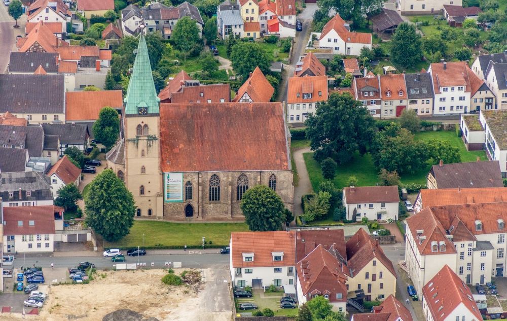 Lemgo aus der Vogelperspektive: Kirchengebäude St. Marien in Lemgo im Bundesland Nordrhein-Westfalen, Deutschland