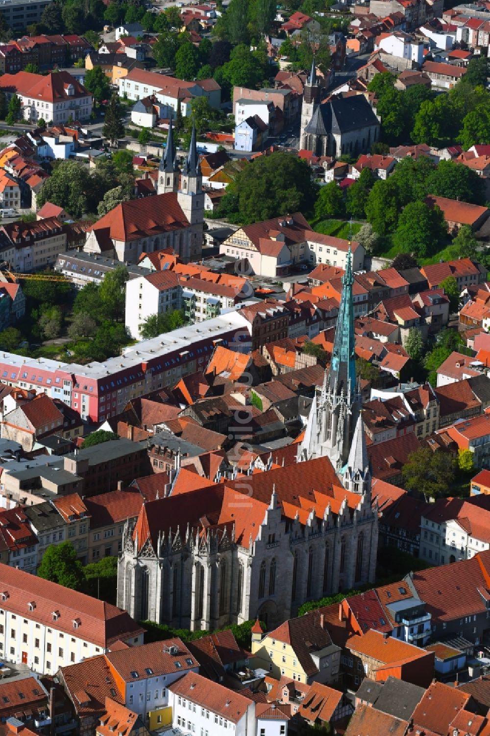 Luftaufnahme Mühlhausen - Kirchengebäude der Marienkirche im Altstadt- Zentrum in Mühlhausen im Bundesland Thüringen, Deutschland