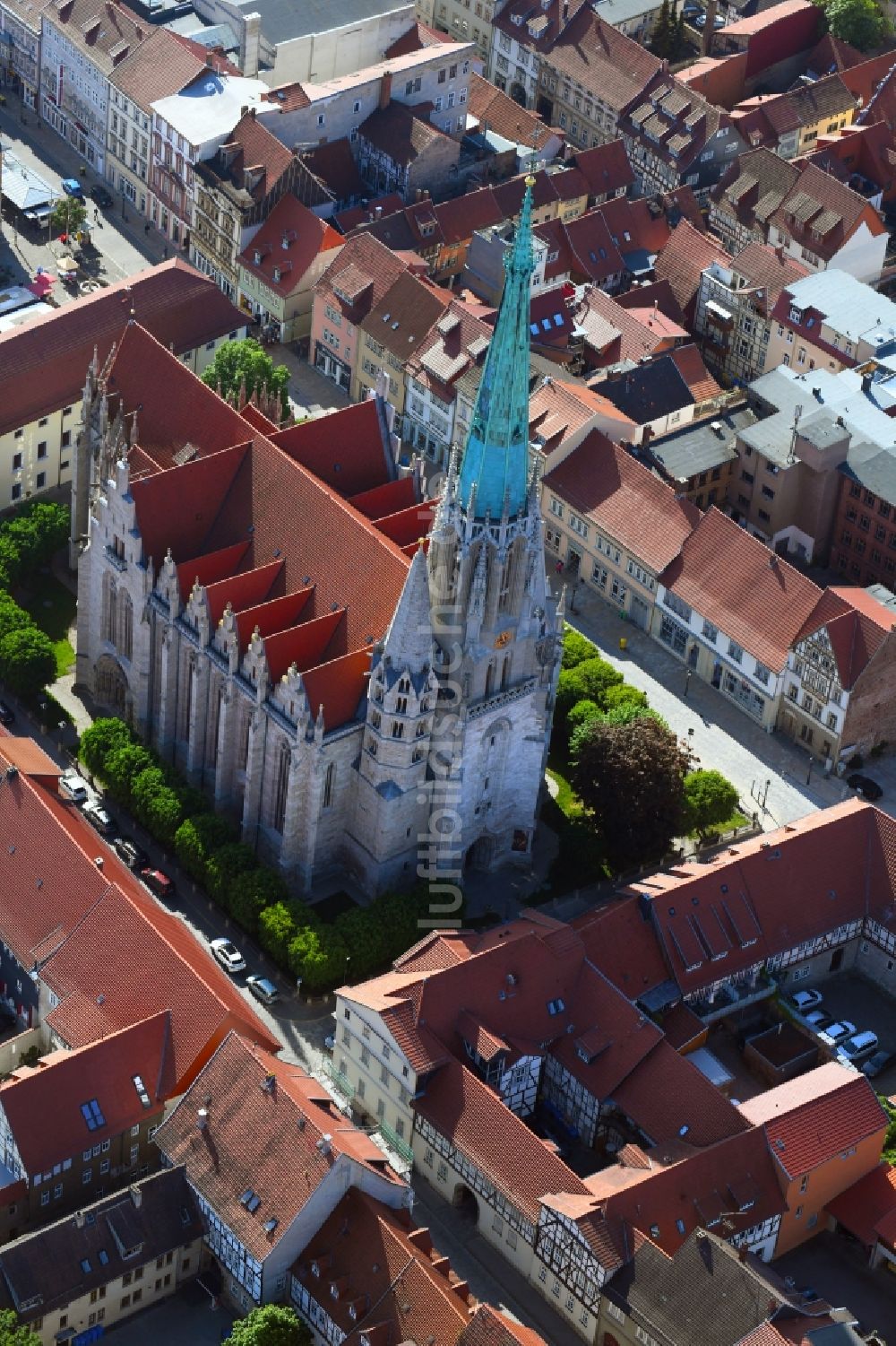 Luftaufnahme Mühlhausen - Kirchengebäude der Marienkirche im Altstadt- Zentrum in Mühlhausen im Bundesland Thüringen, Deutschland