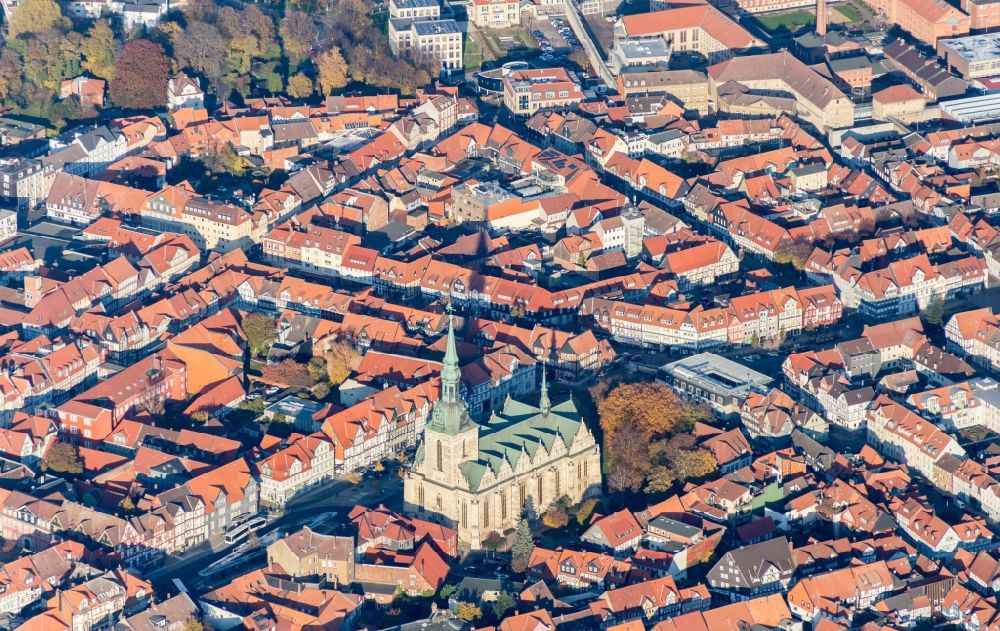 Wolfenbüttel aus der Vogelperspektive: Kirchengebäude Marienkirche im Altstadt- Zentrum in Wolfenbüttel im Bundesland Niedersachsen