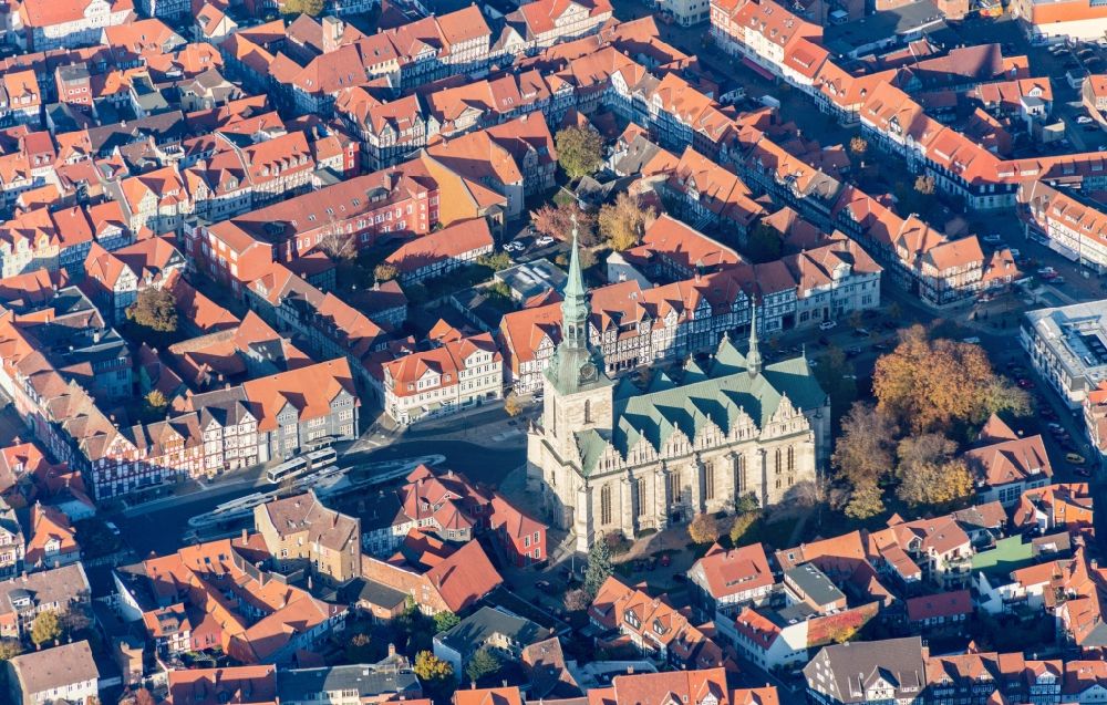 Luftaufnahme Wolfenbüttel - Kirchengebäude Marienkirche im Altstadt- Zentrum in Wolfenbüttel im Bundesland Niedersachsen