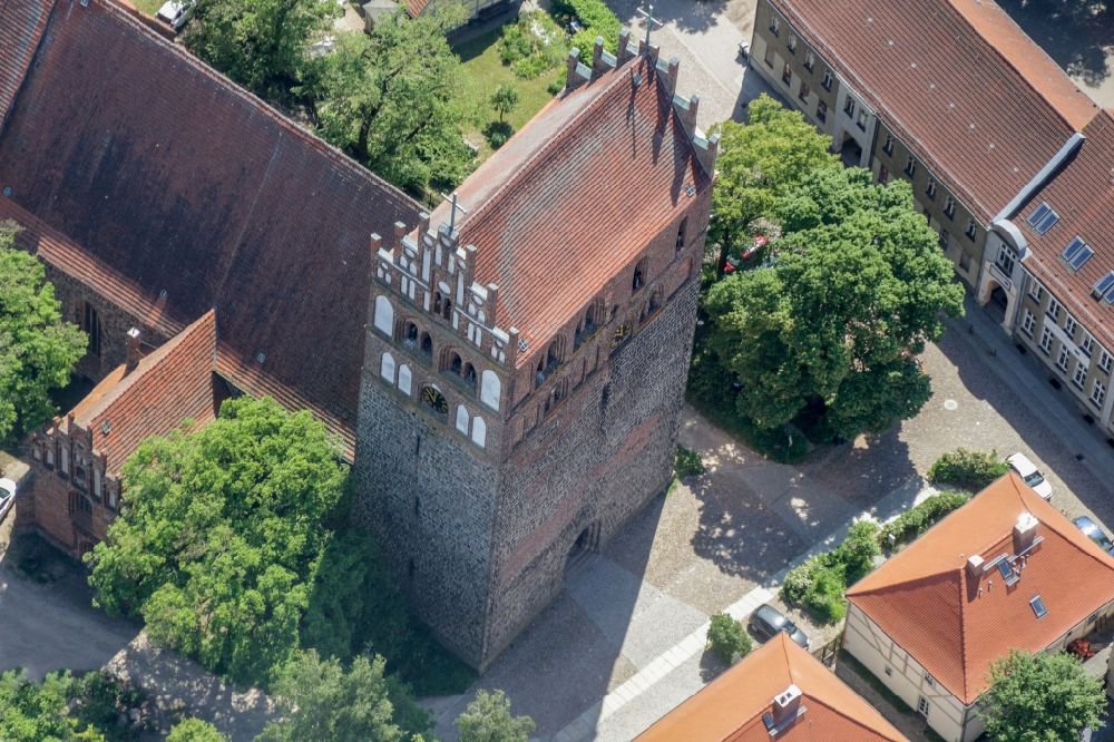 Angermünde von oben - Kirchengebäude der St. Marienkirche in Angermünde im Bundesland Brandenburg, Deutschland